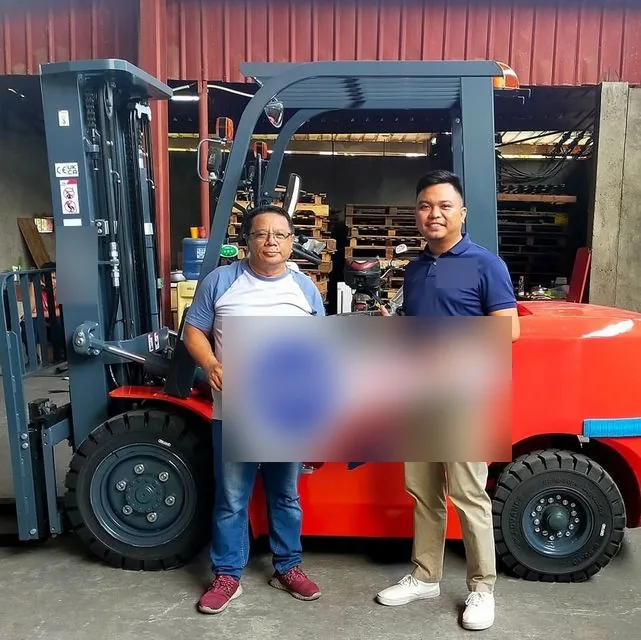 A customer and Vladimir holding the key beside a 3.5 ton forklift